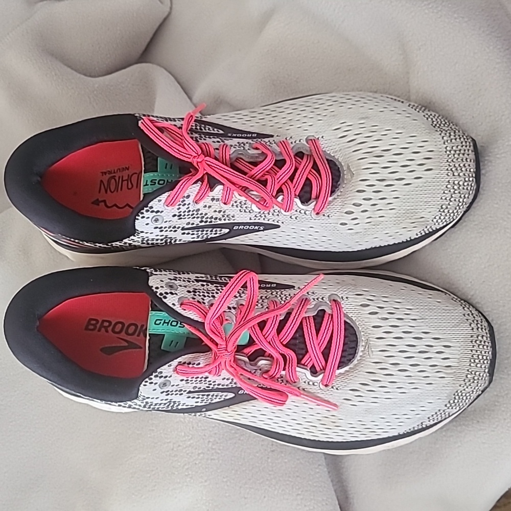 Womens Brooks Sneakers